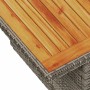 Detailansicht: Tisch der grauen vidaXL Garten-Sofagarnitur aus Rattan mit Akazienholzplatte.