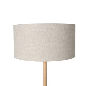 Ländliche Stehlampe Mels mit hellem Holzfuß und zylindrischem, naturfarbenem Stoffschirm. Ideal für Innenleuchten.