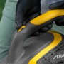 Detailaufnahme: Stiga Elektro-Laubbläser BL 130c V mit gelbem Griff und Bedienelementen.