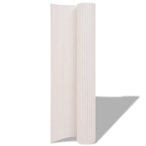 Weißer PVC Gartenzaun aufgerollt, 90x500 cm. Flexibler Sichtschutz für Garten und Balkon.