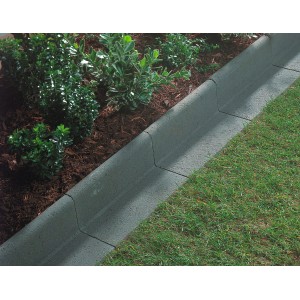 Graue Kann Mähwinkel Beetbegrenzung aus Beton zwischen Beet und Rasen.