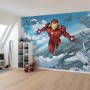 Komar Vliesfototapete Iron Man Flight im Kinderzimmer mit Comic-Motiv und Flugzeugen.