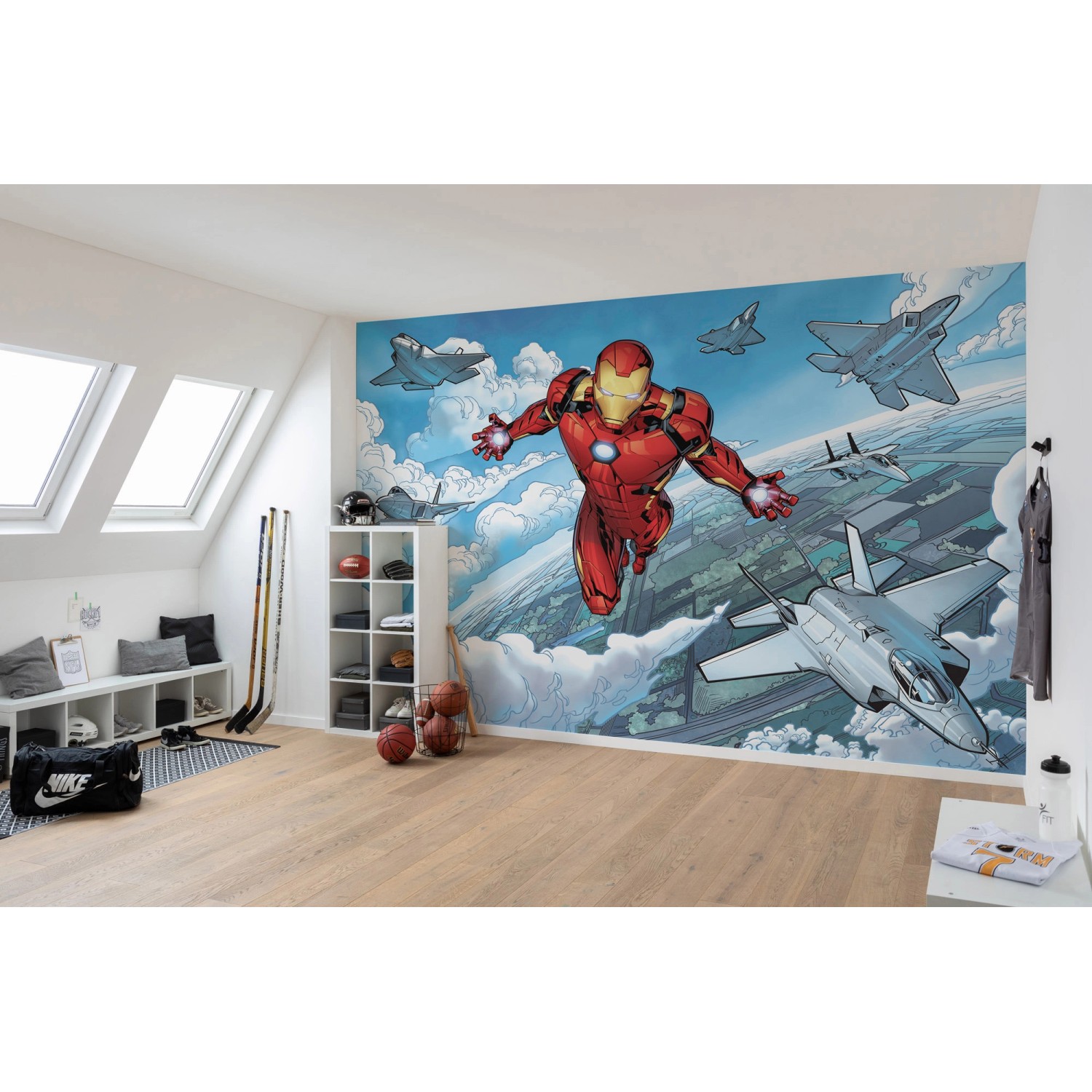 Komar Vliesfototapete Iron Man Flight im Kinderzimmer mit Comic-Motiv und Flugzeugen.