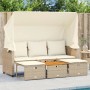 Beiges 3-Sitzer Outdoor-Sofa mit Dach, Hockern und Tisch aus Polyrattan für den Garten.