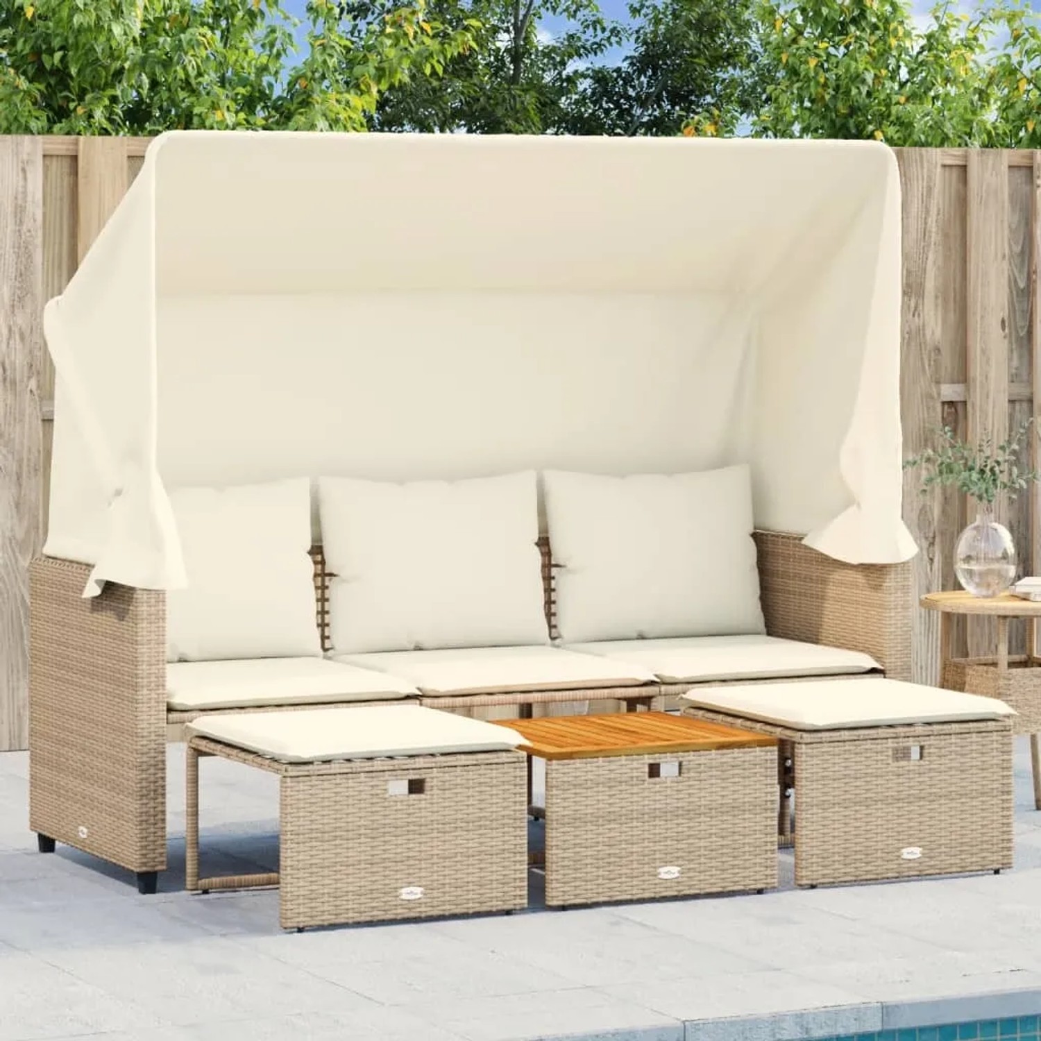 Beiges 3-Sitzer Outdoor-Sofa mit Dach, Hockern und Tisch aus Polyrattan für den Garten.