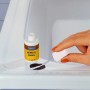 Wenko Emaille-Fix Lack 20 ml beim Ausbessern einer Badewanne.