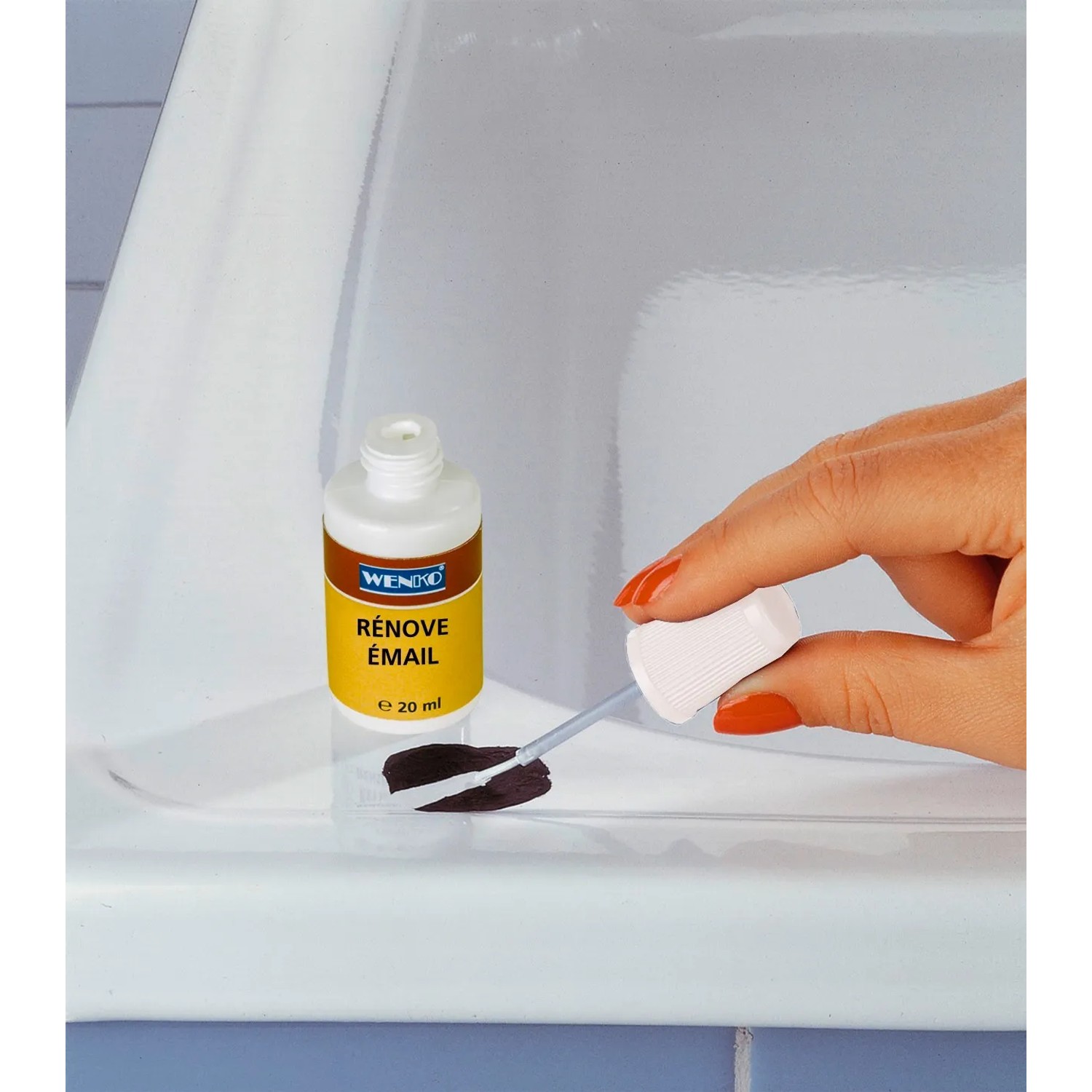 Wenko Emaille-Fix Lack 20 ml beim Ausbessern einer Badewanne.