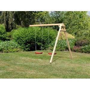 Karibu Doppelschaukel-Anbau aus naturbelassenem Holz mit roten Schaukelsitzen für Stelzenhäuser.