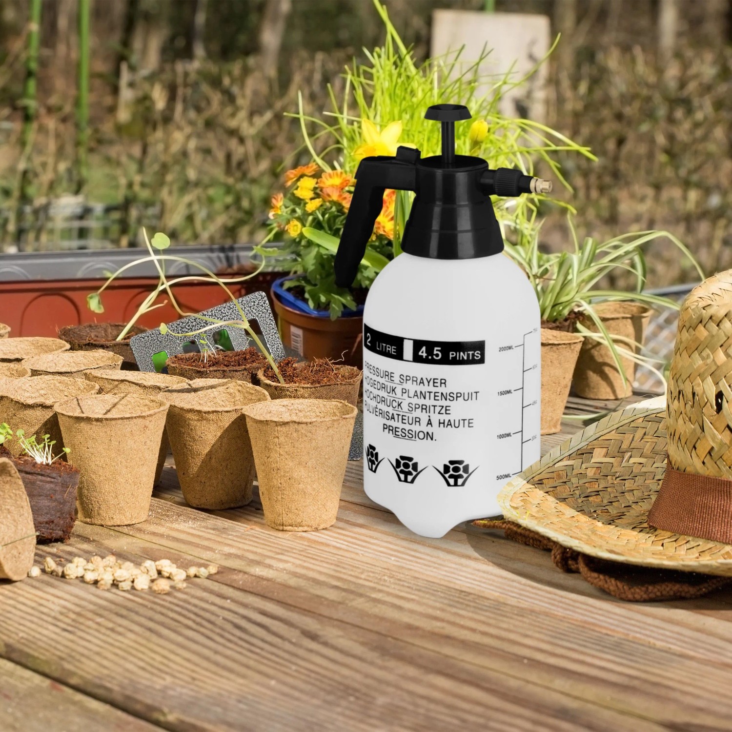 Schwarzer Relaxdays Drucksprüher (2L) aus Kunststoff mit Messingdüse für Garten und Pflanzenpflege.
