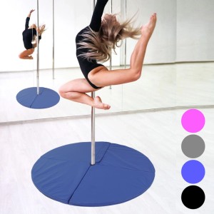 Blaue TRUTZHOLM Tanzstangenmatte (Ø120cm) unter einer Tänzerin an der Stange.