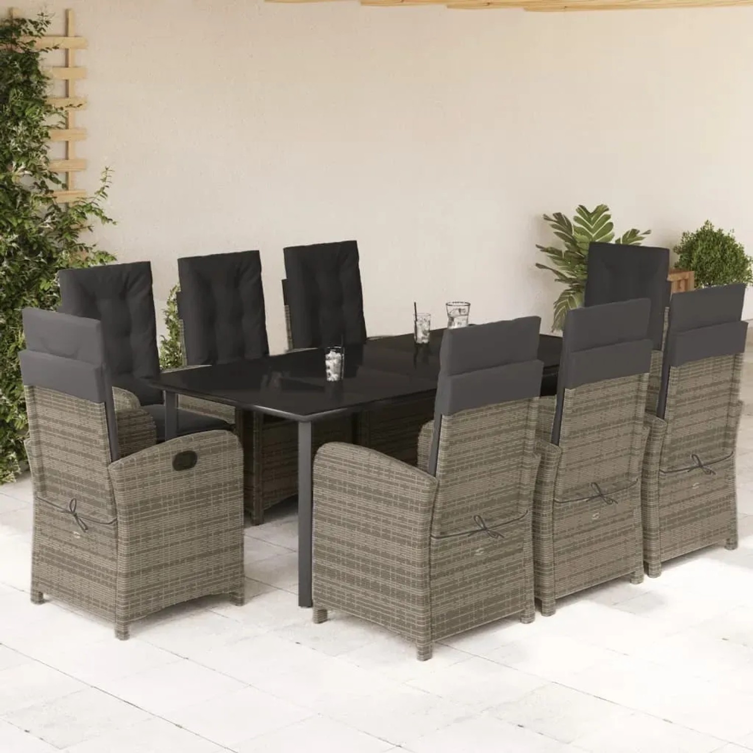 9-teilige Garten-Essgruppe aus grauem Poly Rattan mit Tisch, Stühlen und Kissen.