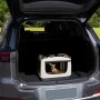 Beige Juskys Hundetransportbox Lassie S im Kofferraum mit kleinem Hund.