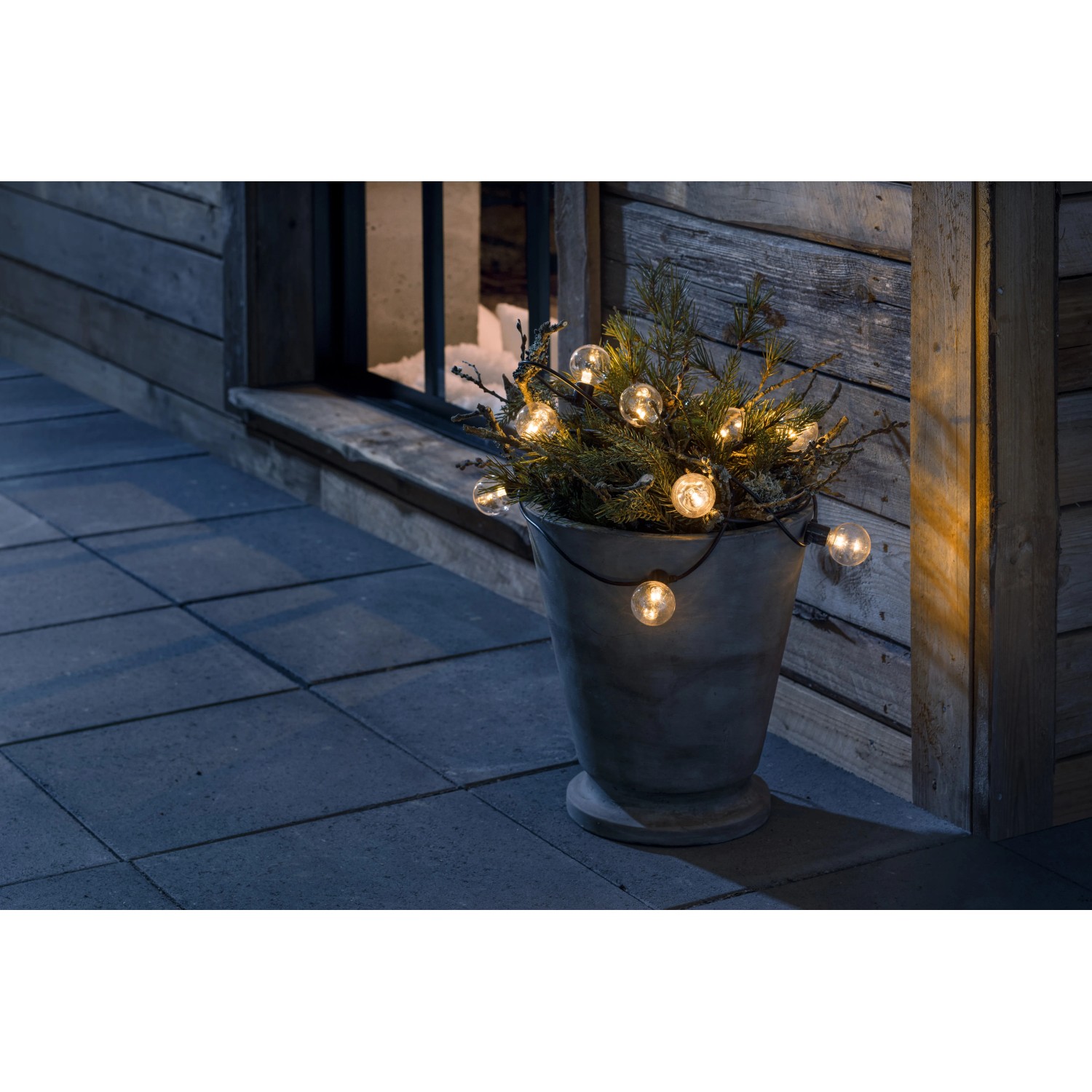 Konstsmide LED-Biergartenkette mit 10 klaren Leuchtmitteln im Topf, für stimmungsvolle Außenbeleuchtung.