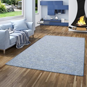 Blauer Snapstyle Schlingenteppich "Memory" (100x200cm) im Wohnzimmer.