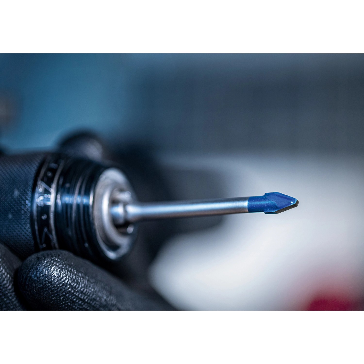 Bosch Expert Hard Keramikbohrer-Set Hex-9, Ø 6 mm, 5-teilig im Bohrfutter einer Bohrmaschine.