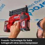 Einhell Akku-Nagler Fixetto 18/50 N im Einsatz. Rote Akku-Nagelpistole beim Tackern.