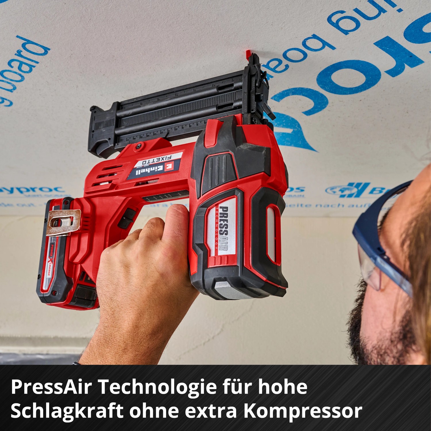Einhell Akku-Nagler Fixetto 18/50 N im Einsatz. Rote Akku-Nagelpistole beim Tackern.