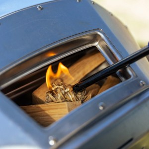 Ooni Premium Feueranzünder im Pizzaofen entzündet, Grillutensil für schnelles Anzünden.