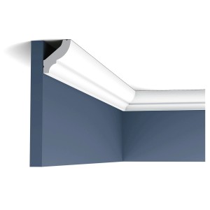 Weiße ORAC DECOR Zierleiste CB501N als Stuck-Ecke zwischen Wand und Decke.