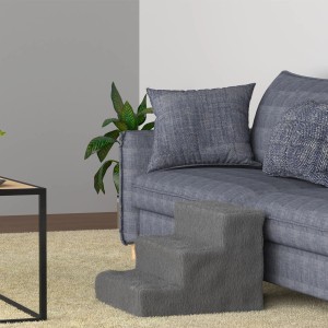 Graue Juskys Haustiertreppe Timmy mit 3 Stufen vor Sofa. Ideal als Aufstiegshilfe für Hunde und Katzen.