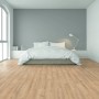 Heller Laminatboden Yushan Oak Eiche im Schlafzimmer verlegt.