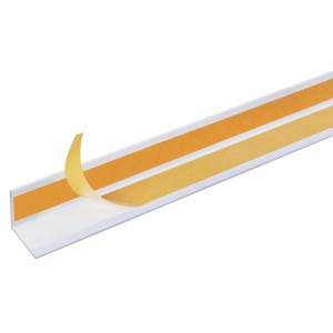 Weißes, gleichschenkliges Winkelprofil aus Aluminium, 20x20x1000 mm, mit Klebestreifen.
