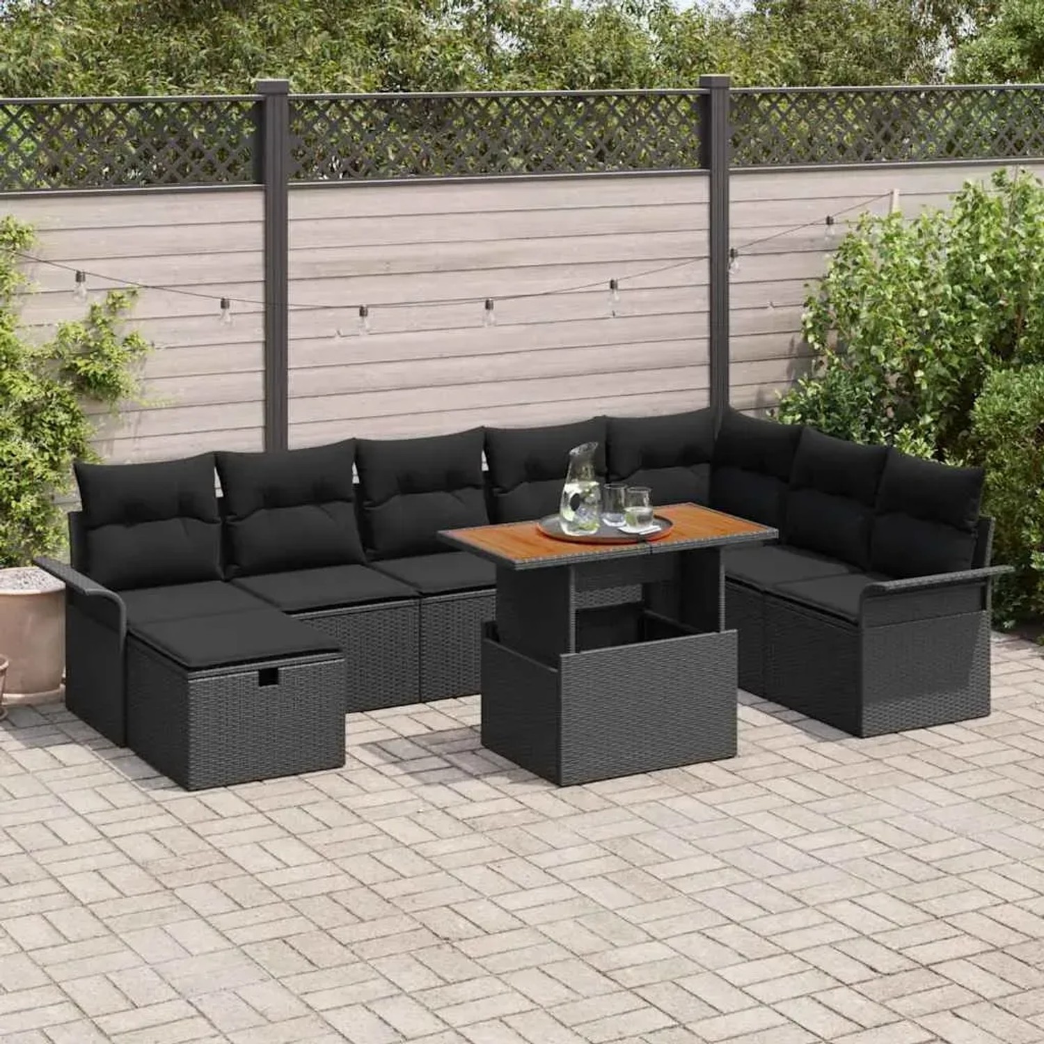 Schwarzes 9-teiliges vidaXL Garten-Sofa-Set aus Poly Rattan mit Tisch und Kissen.