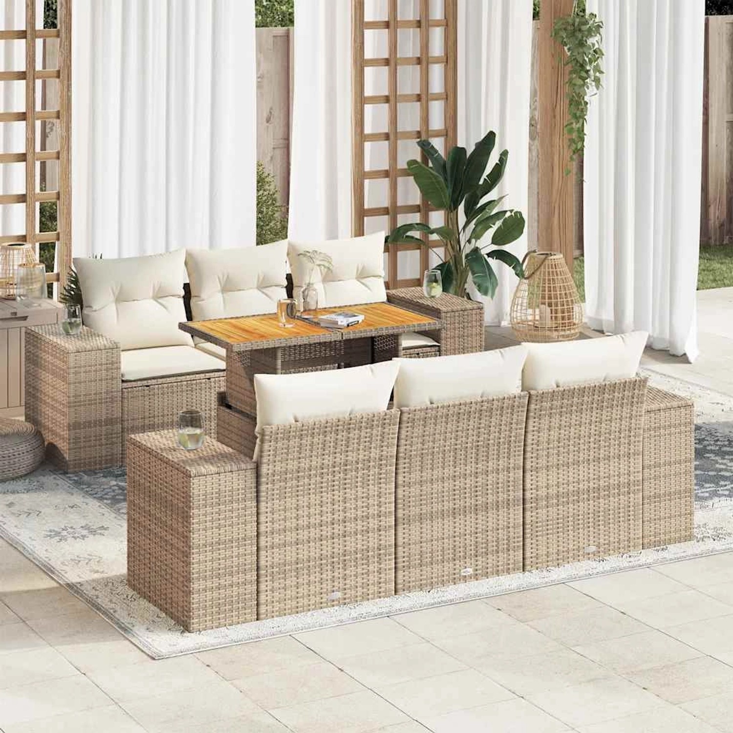 Beige 7-tlg. Garten-Sofagarnitur aus Rattan mit Tisch und cremeweißen Kissen.