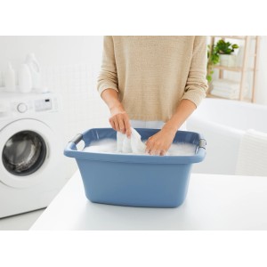Horizontblaue Rotho Wäschewanne Flowers (25 l) mit Wäsche in Nutzung.