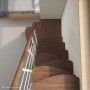 Intercon Raumspartreppe Quadro, Buche dunkel, Polar-Weiß. Mittelholmtreppe mit einseitigem Geländer.