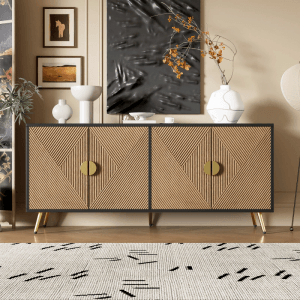 Modernes Sideboard mit 4 Türen, schwarzem Rahmen, naturfarbenen Türen mit geometrischer Textur und goldenen Griffen. Wohnzimmerschrank.