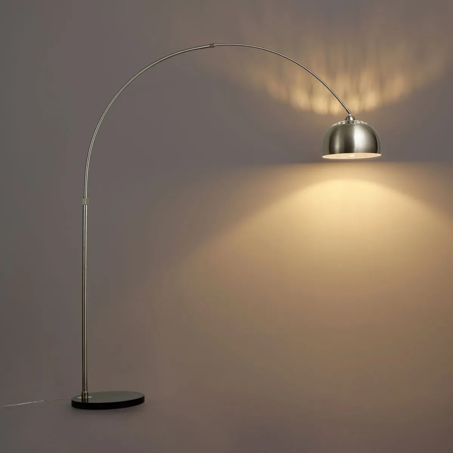 Moderne, verstellbare Bogenlampe Grande aus Stahl für Innenräume.