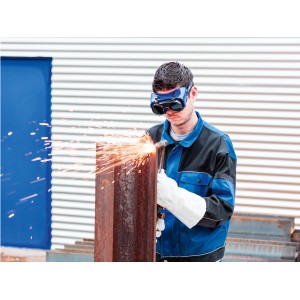 Schweißer mit LUX Schweißerklappbrille Comfort beim Schweißen von Metall.