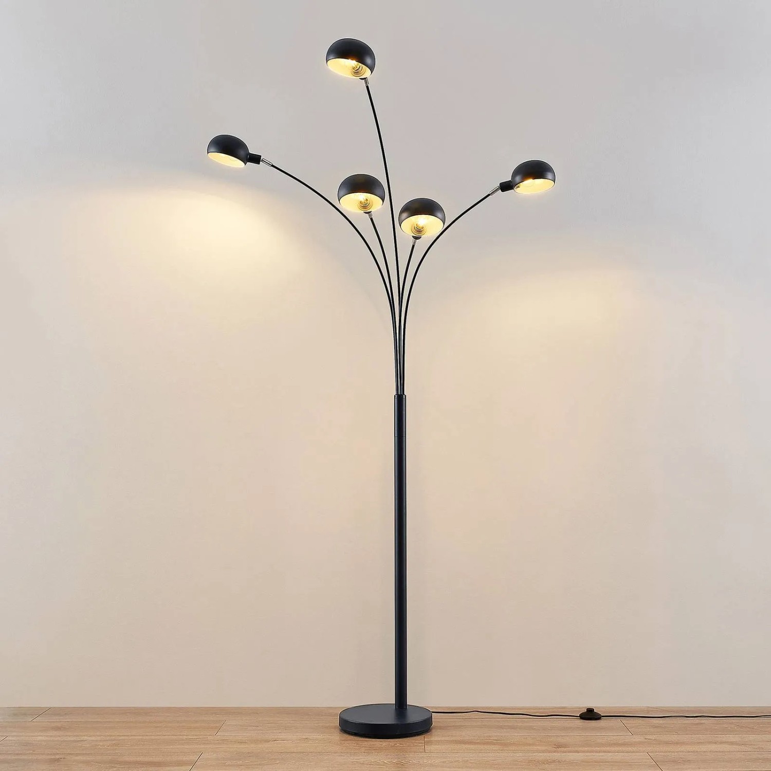 Moderne Lindby Bogenleuchte Jewa, schwarz, 5-flammig. Design-Stehlampe aus Metall für Wohnzimmer.