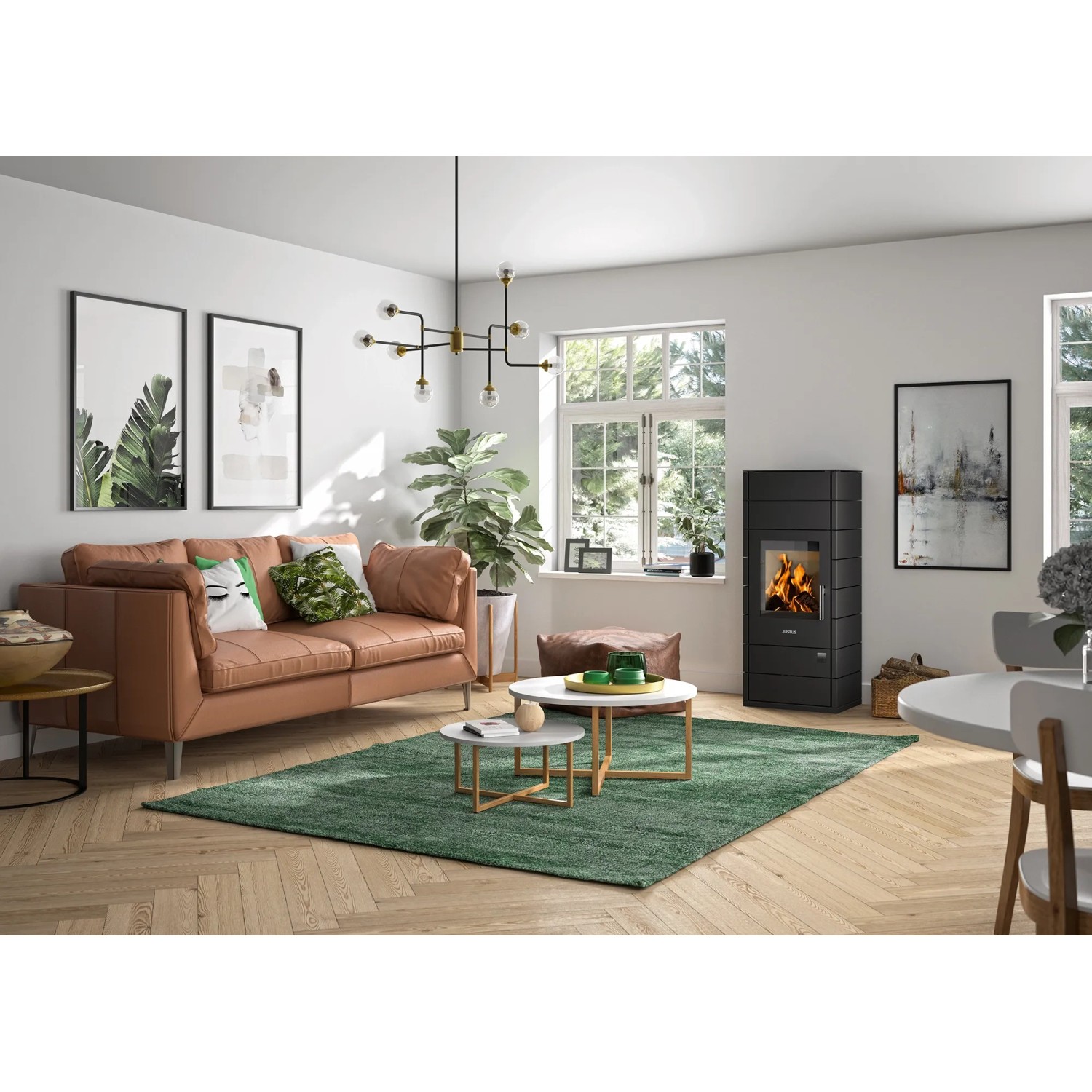 Schwarzer Justus Tova W+ Kaminofen (6 kW) im Wohnraum mit brennendem Feuer.
