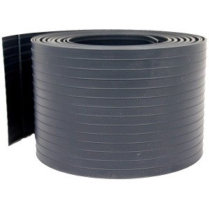 Anthrazitfarbener Noor Sichtschutzstreifen aus PVC für Zäune, aufgerollt.