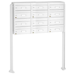 Freistehende, weiße Briefkastenanlage für 12 Parteien mit Namensschildern.