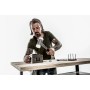 Mann nutzt Halder Supercraft Schonhammer (Ø 45 mm) auf Werkbank. Rückschlagfreier Hammer mit Stahlrohrstiel für präzise Arbeit.