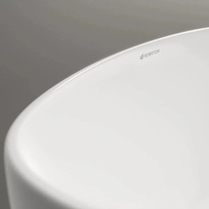 Detailaufnahme: Freistehende Badewanne BELAQUA, Acryl, Weiß Matt, mit Markenlogo.