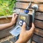 LUX Digitaler Bewässerungscomputer EBC-8/2 am Wasserhahn, Display zeigt 9:30.