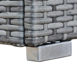 Detailaufnahme: Graue Rattan-Abdeckung für Propangasflasche mit silbernem Fuß.