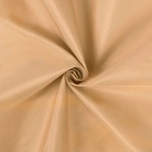 Detailaufnahme: Sandfarbenes, wasserabweisendes Karat Sonnensegel aus Polyester.
