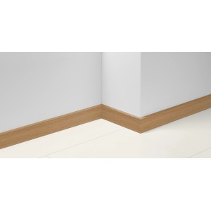 Parador Sockelleiste SL 18 D092 Eiche, montiert an einer weißen Wand und Boden.