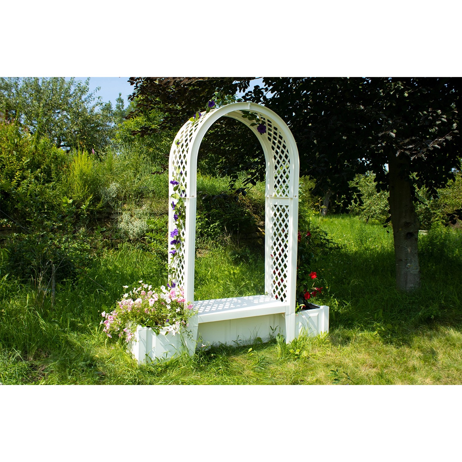 Weiße Gartenbank Brüssel mit Rundbogen und Pflanzkästen im Garten.