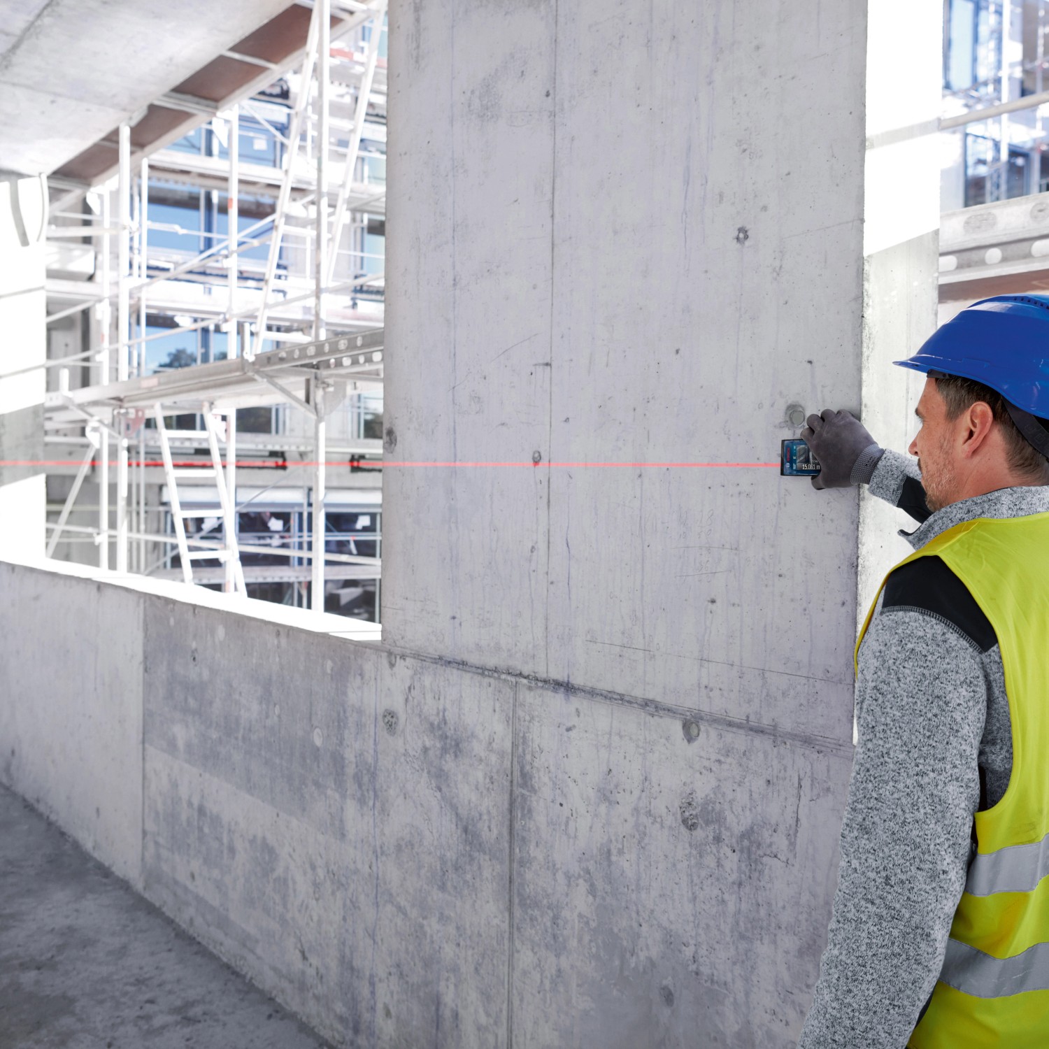 Bosch GLM 100-25 C Laser-Entfernungsmesser im Einsatz auf der Baustelle.