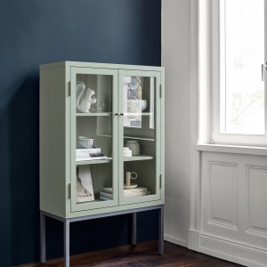 Grau-grüner Vitrinenschrank mit Glasfront, lackiert mit Alpina Feine Farben Lack Sanfter Morgentau.