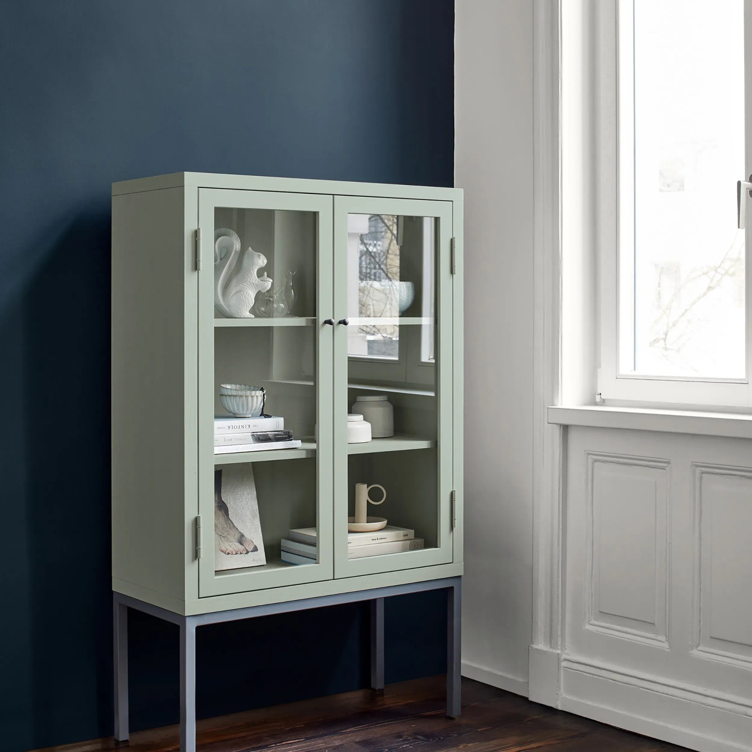 Grau-grüner Vitrinenschrank mit Glasfront, lackiert mit Alpina Feine Farben Lack Sanfter Morgentau.
