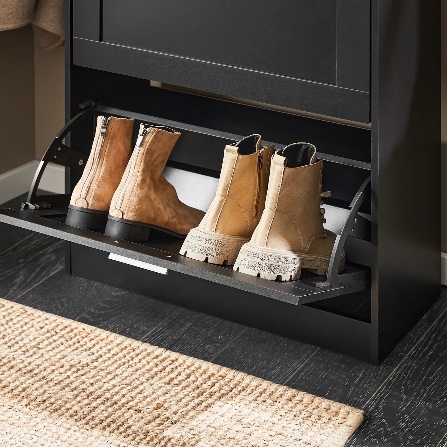 Schwarzer SoBuy Schuhschrank mit zwei Klappen und Schuhen im offenen Fach.
