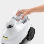 Befüllen des weißen Kärcher SC 3 EasyFix Dampfreinigers mit Wasser.
