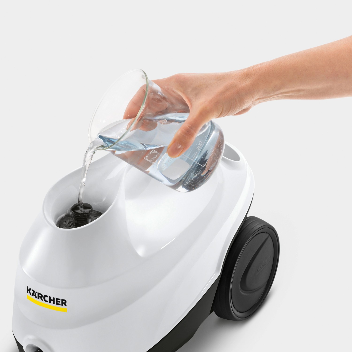 Befüllen des weißen Kärcher SC 3 EasyFix Dampfreinigers mit Wasser.